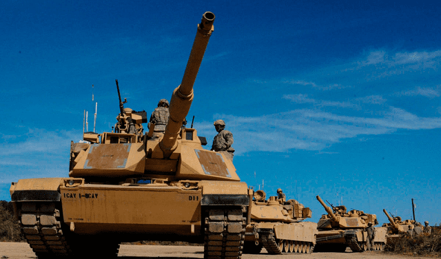 Este tanque, conocido por ser el más letal del mundo, está equipado con tecnología avanzada, incluido un cañón de 120 mm, blindaje compuesto y sistemas de control de fuego sofisticados. Foto: Military.   