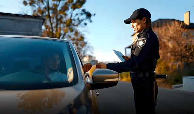  En&nbsp;Illinois, las&nbsp;multas de tránsito&nbsp;varían en severidad y monto dependiendo de la infracción. Foto: Freepik    