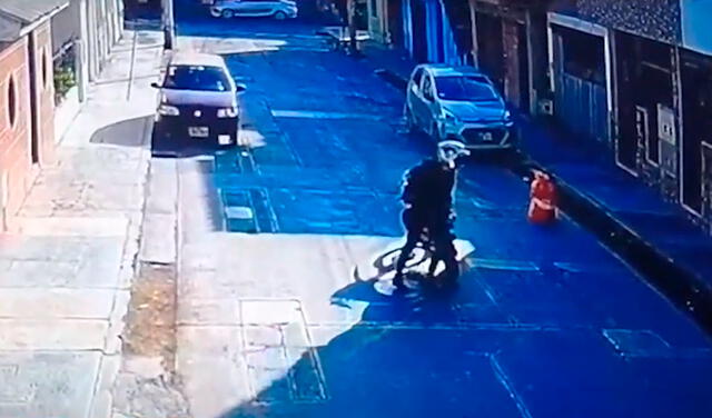 Delincuente minutos antes de intentar robar a escolares. Foto: captura Panamericana TV   