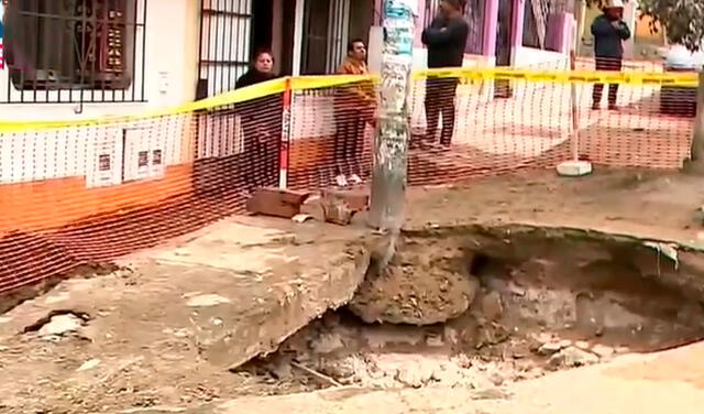 Hueco generado por rotura de tubería de agua. Foto: captura América TV   