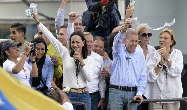 María Corina Machado y Edmundo González con las actas conseguidas por una red de voluntarios que se organizó desde que el CNE convocó a elecciones. Foto: AFP   