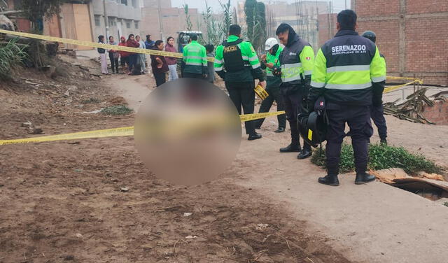 Agentes policiales conversan con los vecinos tras la balacera suscitada frente al parque Las Viñas de Santa Clara. Foto: difusión   