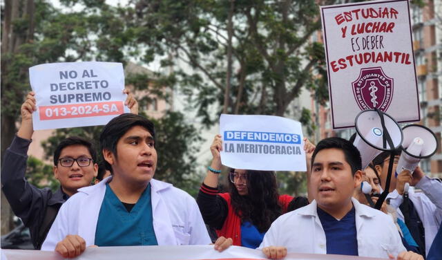 Jóvenes médicos protestan contra la nueva evaluación Serums del Minsa. Foto: Mirian Torres/LR    