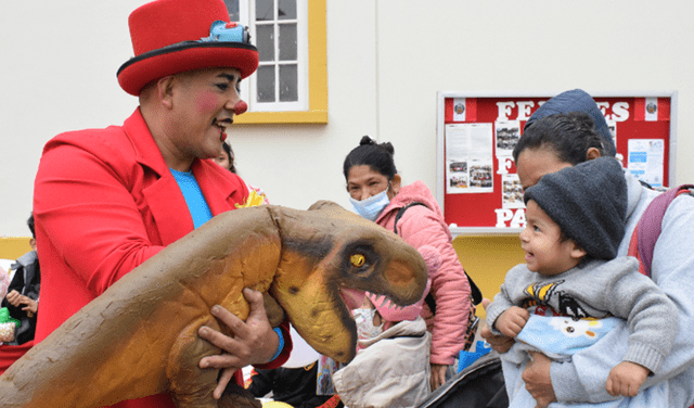 Los niños se divirtieron con el show del circo Los Dinosaurios Gigantes. Foto: INSN   