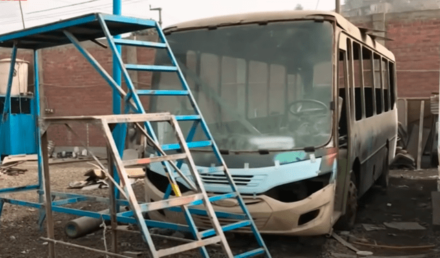 Interior de taller donde se fabrican los buses panorámicos informales. Foto: captura América TV   