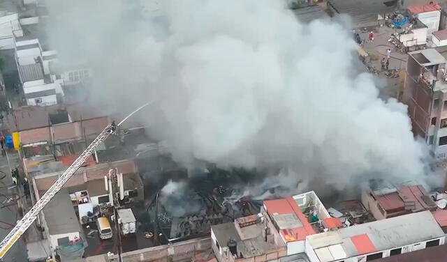 Bomberos continúan con los trabajos de mitigación. Foto: captura/Canal N   