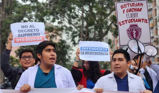 Hubo protestas por la aprobación del nuevo examen Serums. Foto: Andina   