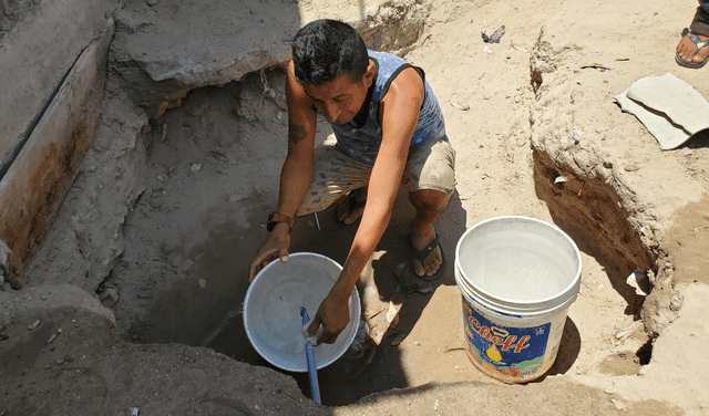 Los vecinos tienen que amanecerse para abastecerse de agua excavando pozos. Foto: Almendra Ruesta /URPI-LR    