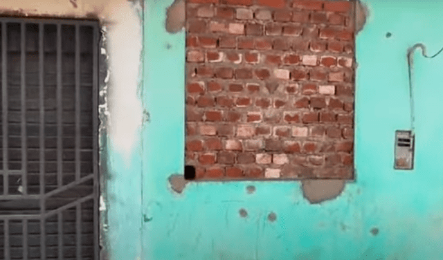 Uno de los detenidos distribuida la droga a través de un hueco de la ventana. Foto: captura Latina   