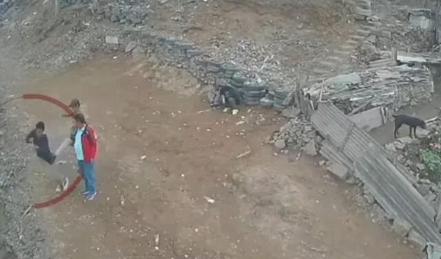  Obrero de construcción civil fue empujado por acantilado. Foto: captura America    