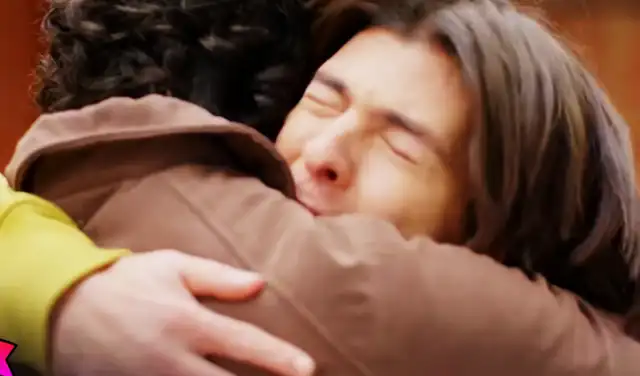 Deyvis abraza a su padre antes del viaje a Argentina. Foto: captura América TV   