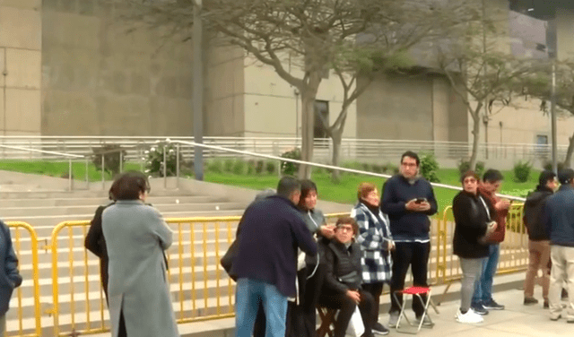 Ciudadanos forman filas para despedirse del exdictador Alberto Fujimori. Foto: captura Canal N   