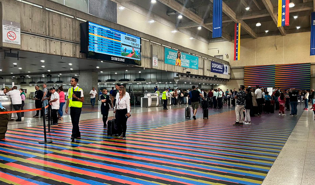 Interior del aeropuerto de Caracas. Foto: difusión   