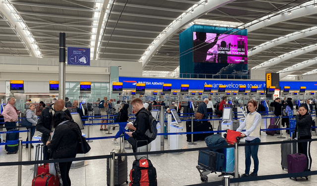 Interior de aeropuerto de Reino Unido. Foto: difusión   