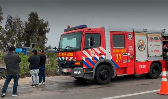 Los bomberos llegaron a atender al accidente. Foto: canal N   