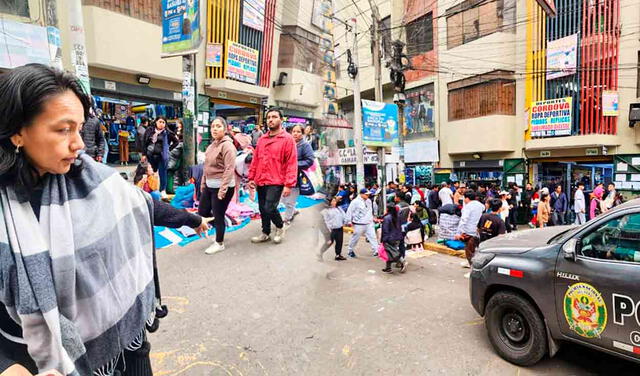  Las bandas criminales que operan en Gamarra han lotizado espacios públicos. Foto: La República   