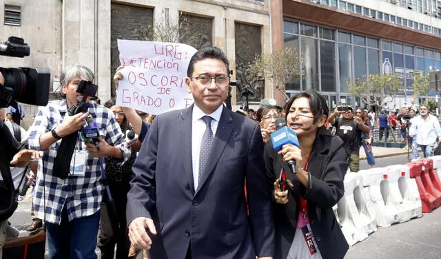 Humberto Abanto saliendo de una diligencia en la Fiscalía.   