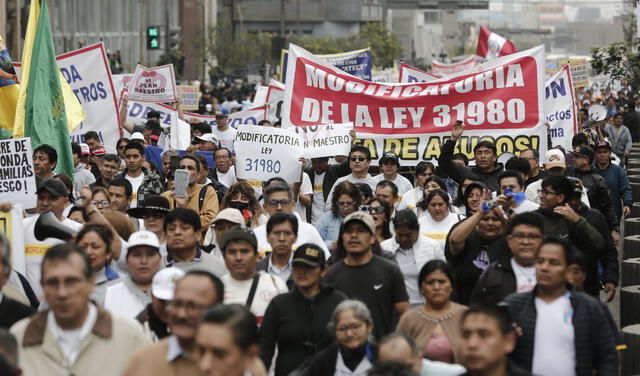 Comerciantes de Mesa Redonda exigen al Gobierno que deroguen la ley 31980. Foto: Marco Cotrina/LR    