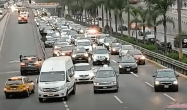 El accidente produjo una fuerte congestión vehicular. Foto: captura Latina TV   