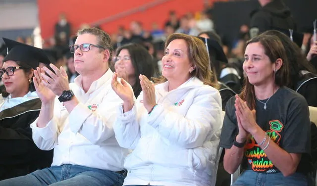 Dina Boluarte junto al ministro Morgan Quero en una actividad oficial del Goboierno.   