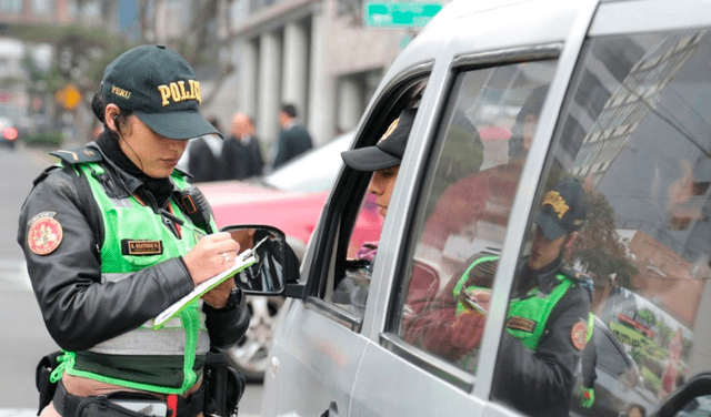 La PNP también se encarga de imponer multas por infracciones de tránsito. Foto: Andina   