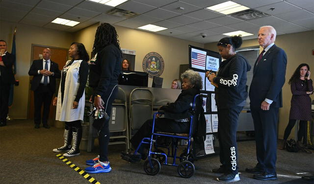 Joe Biden esperando su turno para dar su voto. Foto: AFP   