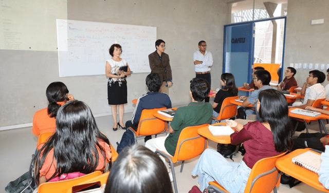 Estos programas están diseñados para equipar a los estudiantes con habilidades técnicas relevantes, fundamentales para un mercado laboral en constante evolución y altamente tecnológico.   