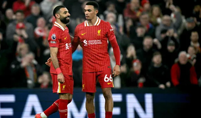 Mohamed Salah y Alexander Arnold celebran el triunfo del Liverpool. 