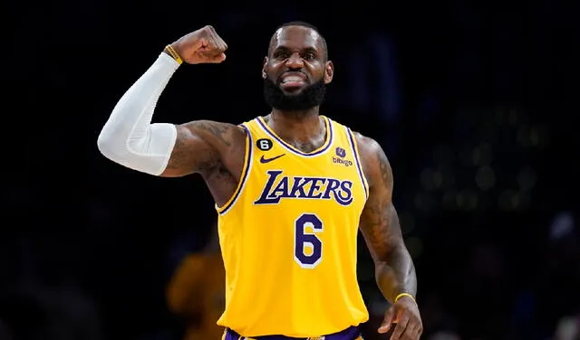  LeBron James defendiendo a Los Angeles Lakers.    