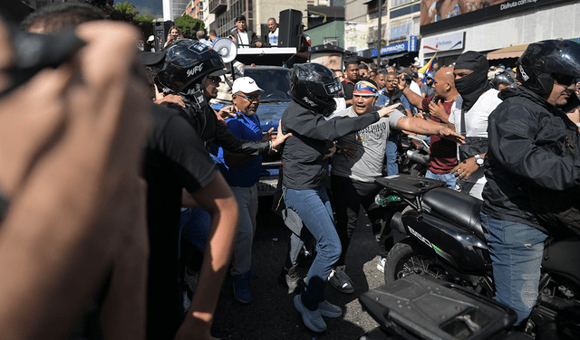  Corina Machado fue detenida tras realizar una protesta en Caracas.   