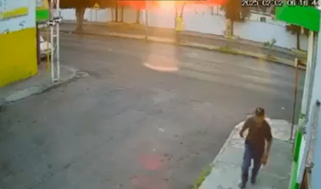 Imagen de cuando el agresor ya bajó del auto blanco para acercarse a la víctima. Foto: captura/difusión Imagen de cuando el agresor ya bajó del auto blanco para acercarse a la víctima. Foto: captura/difusión