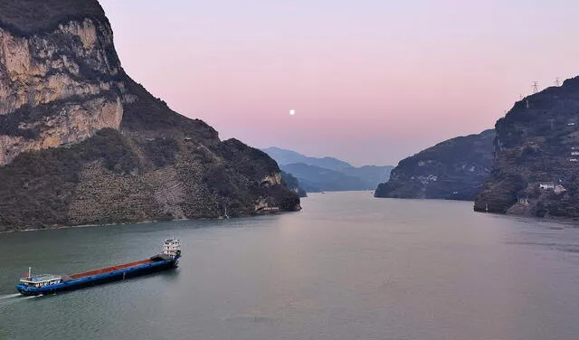 La montaña se encuentra en el condado Zigui de Yichang, desde donde se puede ver desde un mirador. La montaña se encuentra en el condado Zigui de Yichang, desde donde se puede ver desde un mirador.