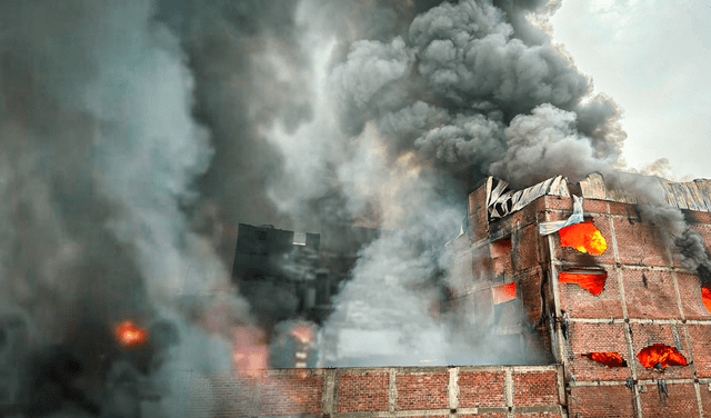 Bomberos trabajan más de 15 horas para extinguir el incendio. Foto: Cristina Gálvez   