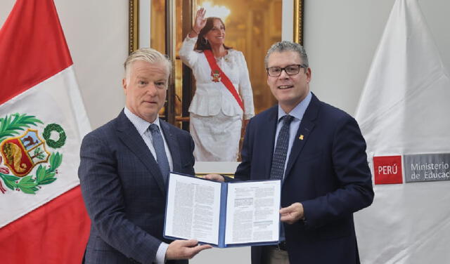Paul Foster, CEO de Global Esports Federatión (izquierda), junto a Morgan Quero, ministro de Educación (derecha) Paul Foster, CEO de Global Esports Federatión (izquierda), junto a Morgan Quero, ministro de Educación (derecha)