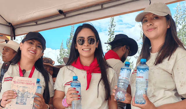 Cusqueña entregó agua a los turistas que llegaron a celebrar la Semana Santa en Ayacucho. Foto: Sandy Carrión/La República.   