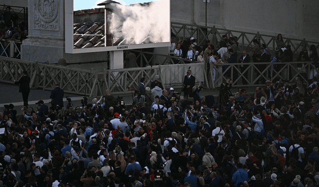 Cientos de personas observaron desde pantallas instaladas la salida del humo blanco en el Vaticano. Foto: AFP Cientos de personas observaron desde pantallas instaladas la salida del humo blanco en el Vaticano. Foto: AFP