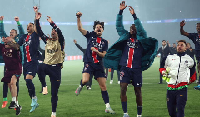 Celebración eufórica de los jugadores del PSG junto a sus hinchas. Celebración eufórica de los jugadores del PSG junto a sus hinchas.