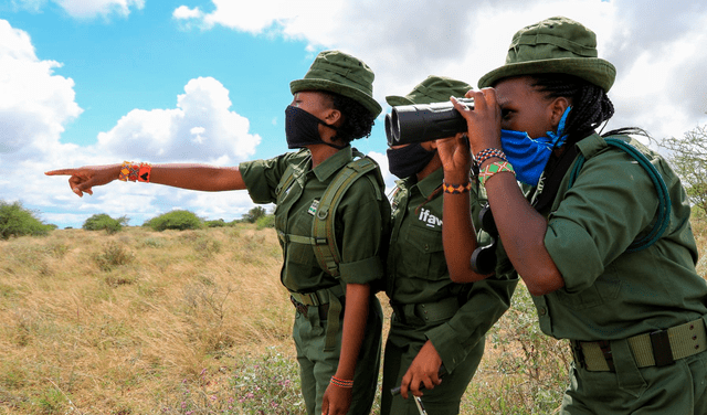 <em> Guardabosques de Masáis, con sus características vestimentas verdes. Foto. EFE Verde</em>   