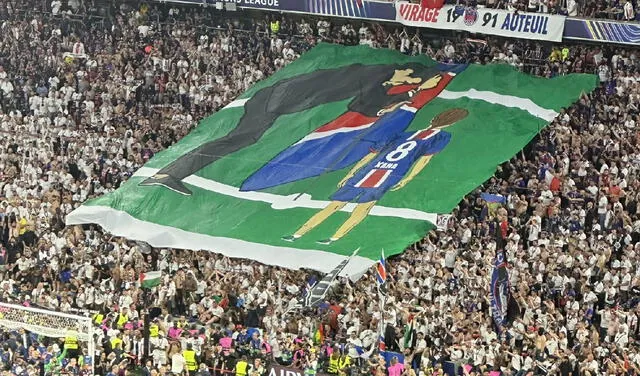 Tifo de los hinchas del PSG en homenaje a Xana. Tifo de los hinchas del PSG en homenaje a Xana.