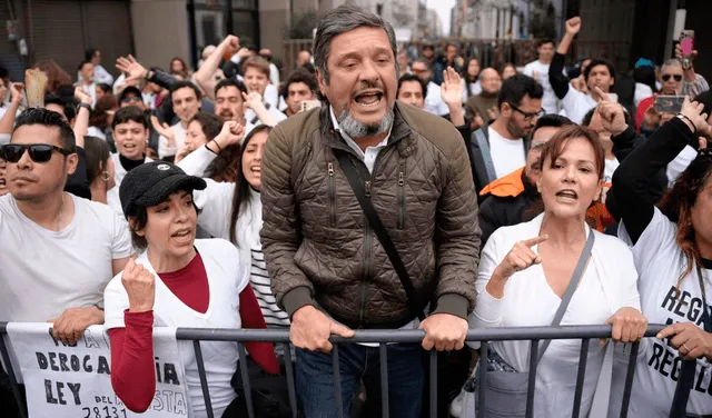 Actores y actrices peruanos alzaron su voz de protesta frente al Congreso de la República. Foto: John Reyes /URPI - LR Actores y actrices peruanos alzaron su voz de protesta frente al Congreso de la República. Foto: John Reyes /URPI - LR