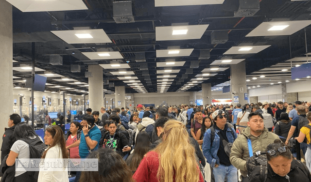 Largas colas en el Aeropuerto Jorge Chávez por caída del sistema. Foto: La República   