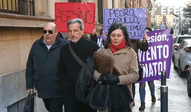 Pedro Muñoz arribó al juicio donde fue acusado de maltratar a su exesposa Raquel Díaz. Foto: EFE