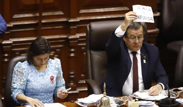 Conteo de votos. Eduardo Salhuana muestra la ficha de Alex Flores con el texto "No a la impunidad". Foto: Sebastián Blanco/La República   