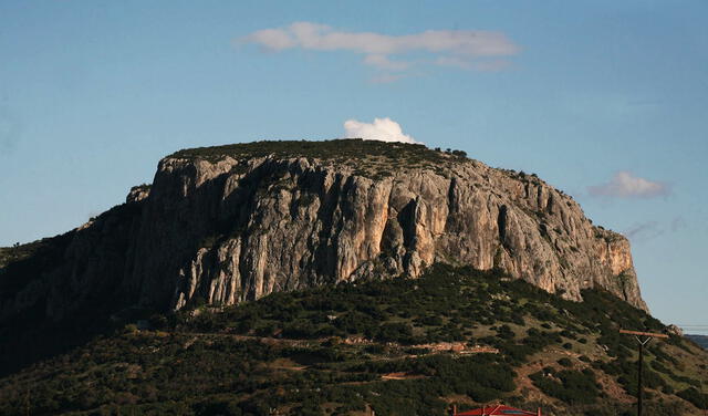 La roca de Teopetra alberga en su interior a la construcción más antigua hecha por el hombre. Foto: Visit Meteora La roca de Teopetra alberga en su interior a la construcción más antigua hecha por el hombre. Foto: Visit Meteora