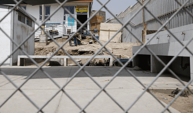  Interiores de la IE Manuel Gonzales Prada, en Ate, muestran su deplorable estado. Foto: Sebastián Blanco / La República    