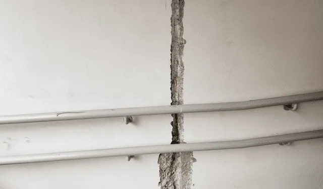  Rajaduras en las paredes de la IE Simón Bolívar. Foto: Elvis Cairo / La República    