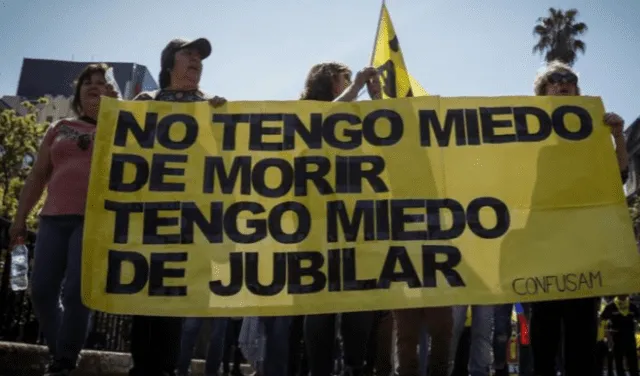  Chilenos manifestándose contra las AFPs en 2019. Foto: Agencia UNO   