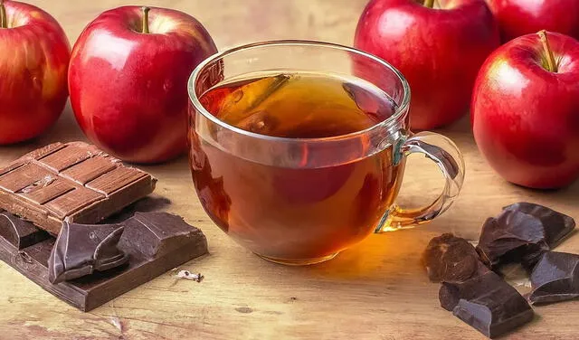  El té, chocolate, las manzanas y uvas, poseen un compuesto que ayudarían a la salud del corazón. Foto: Pexels   