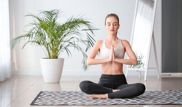  Practicar yoga 30 minutos antes de dormir mejora el sueño. Foto: Pexels    