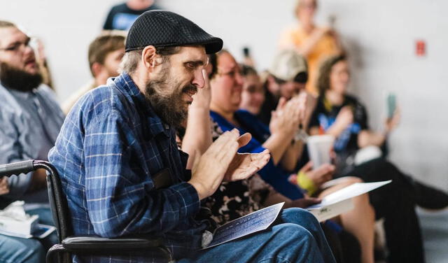  Leon Deane en la ceremonio de graduación de su hijo. Foto: Jimmy &amp; Kim Photography   